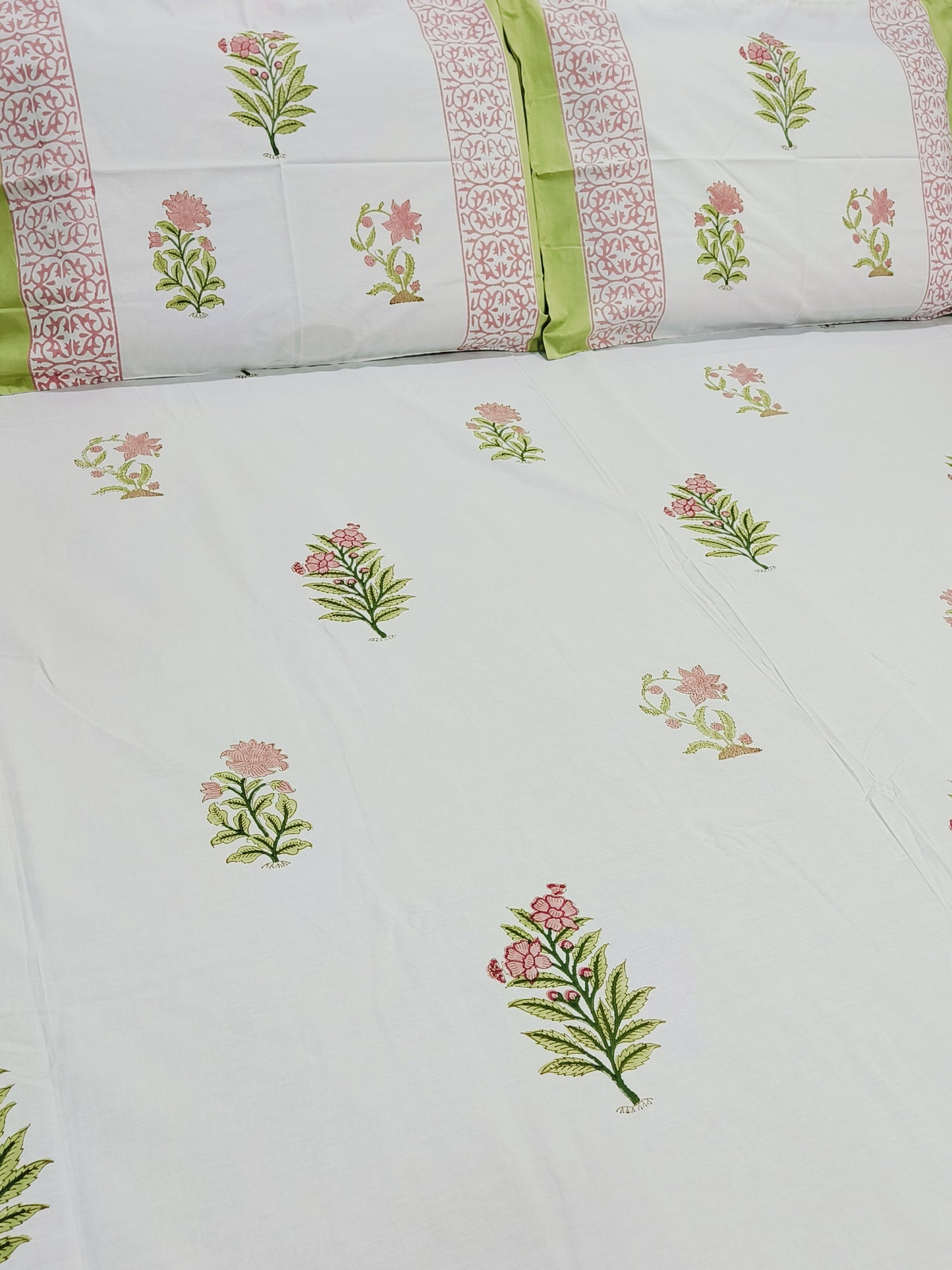 Bedsheet With King Size Pillow Cases