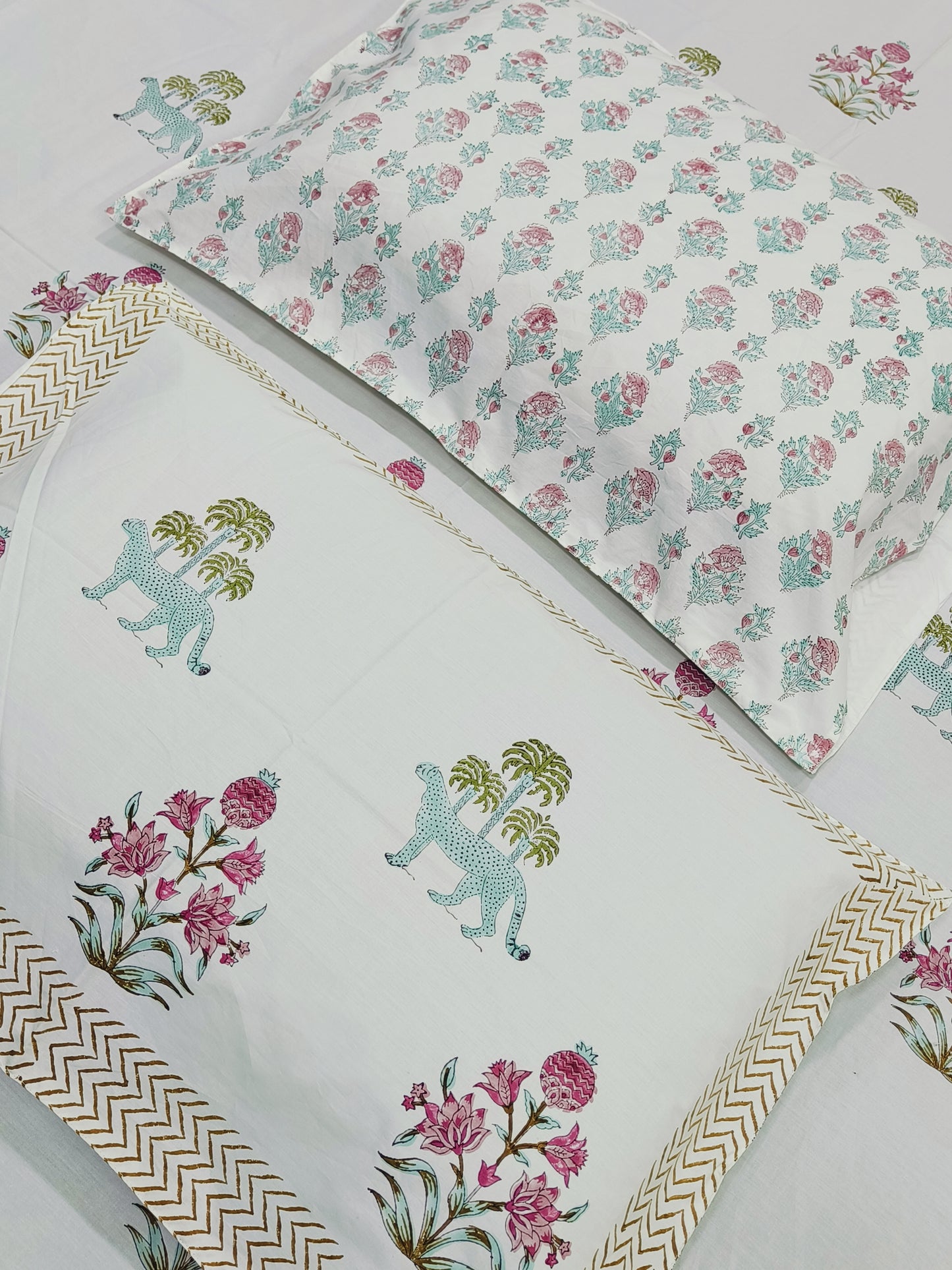 Bedsheet With King Size Pillow Cases