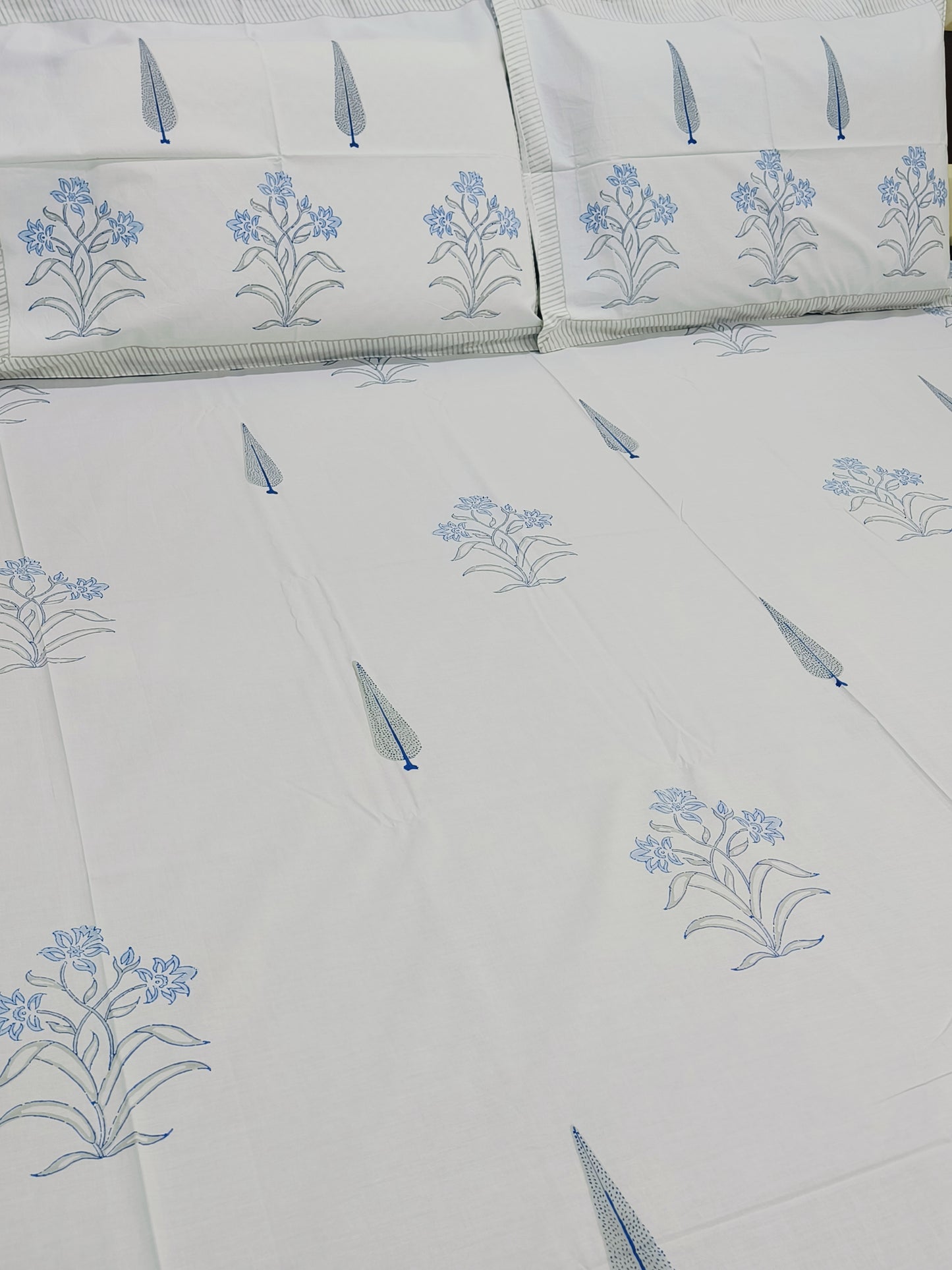 Bedsheet With King Size Pillow Cases