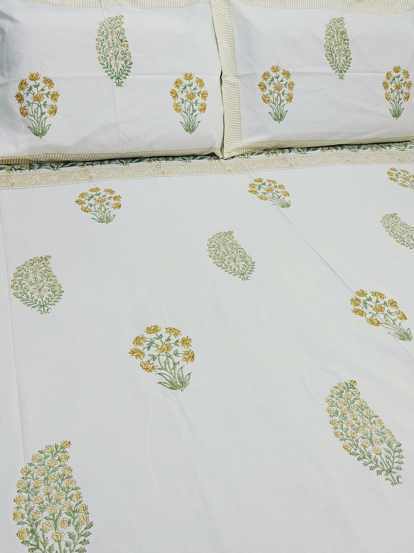 Bedsheet With King Size Pillow Cases