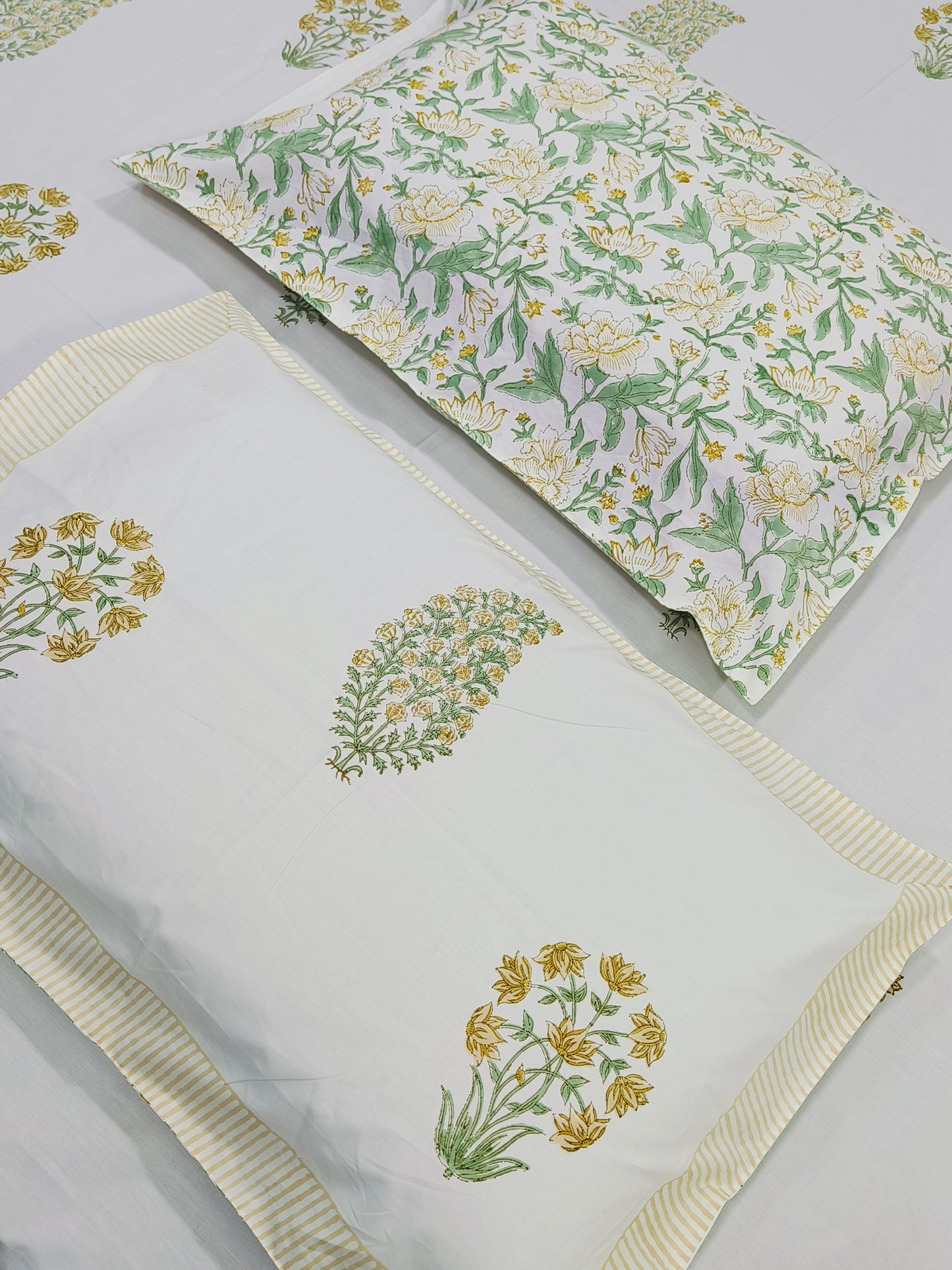 Bedsheet With King Size Pillow Cases