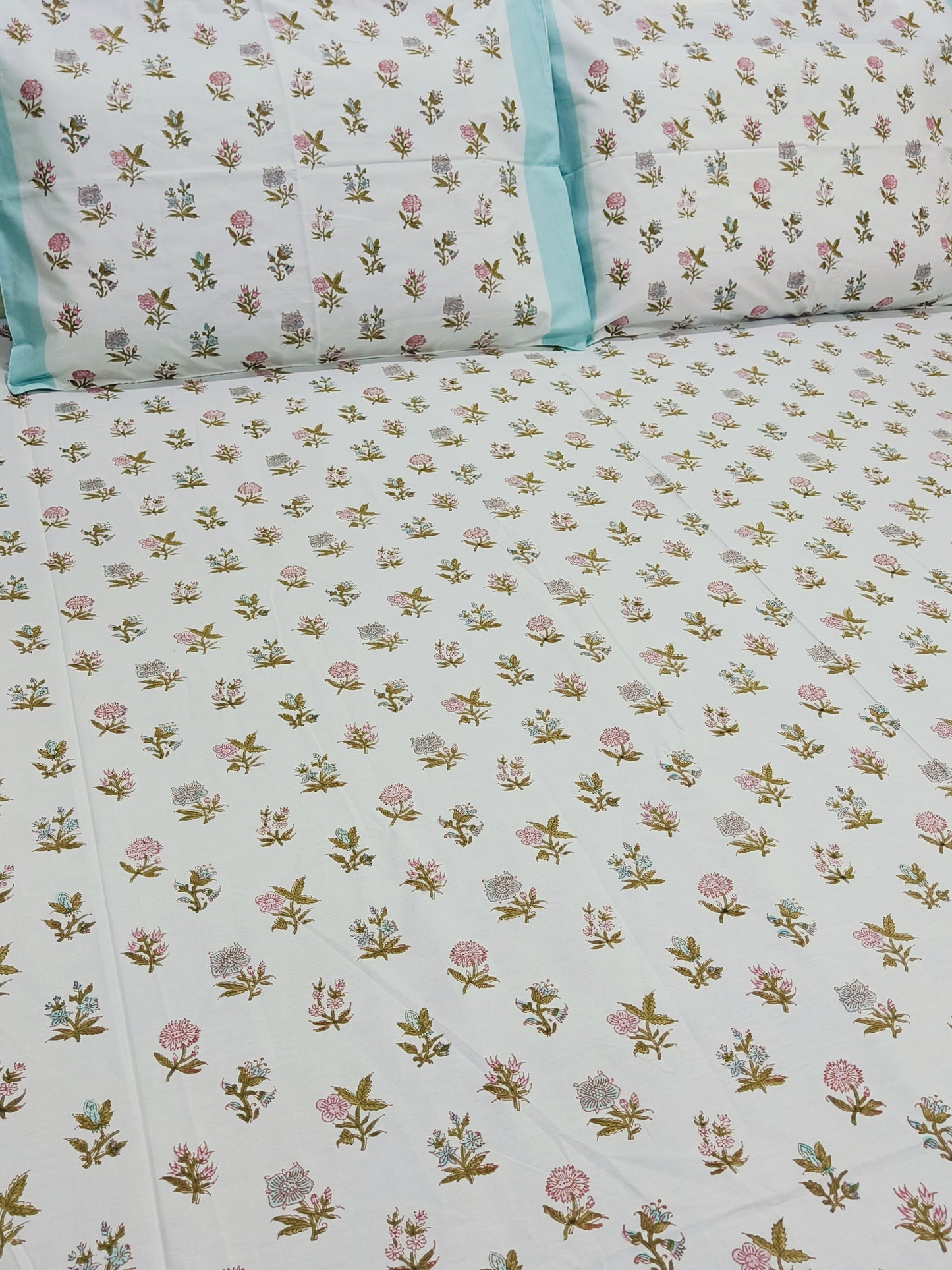 Bedsheet With King Size Pillow Cases