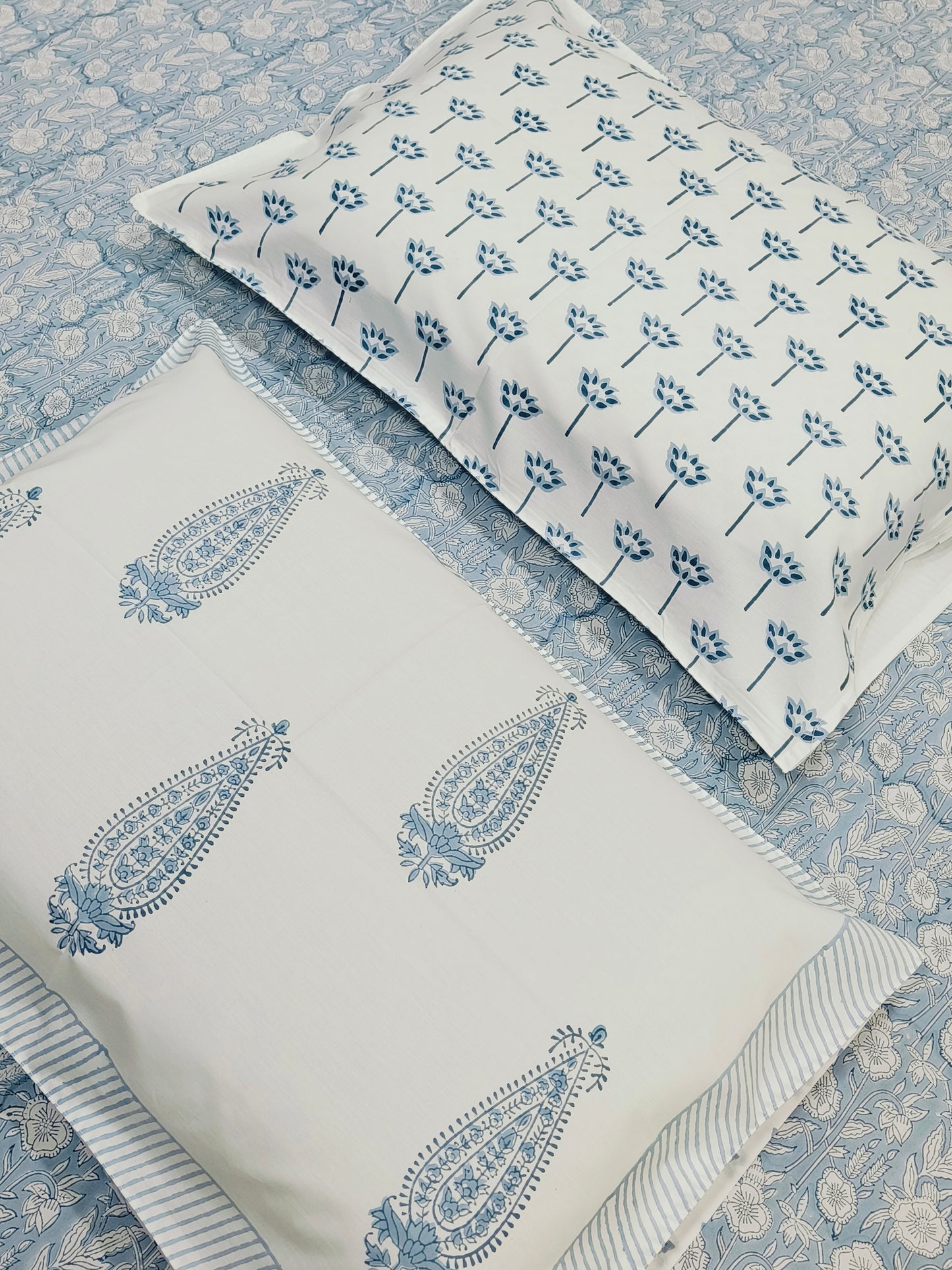 Bedsheet With King Size Pillow Cases