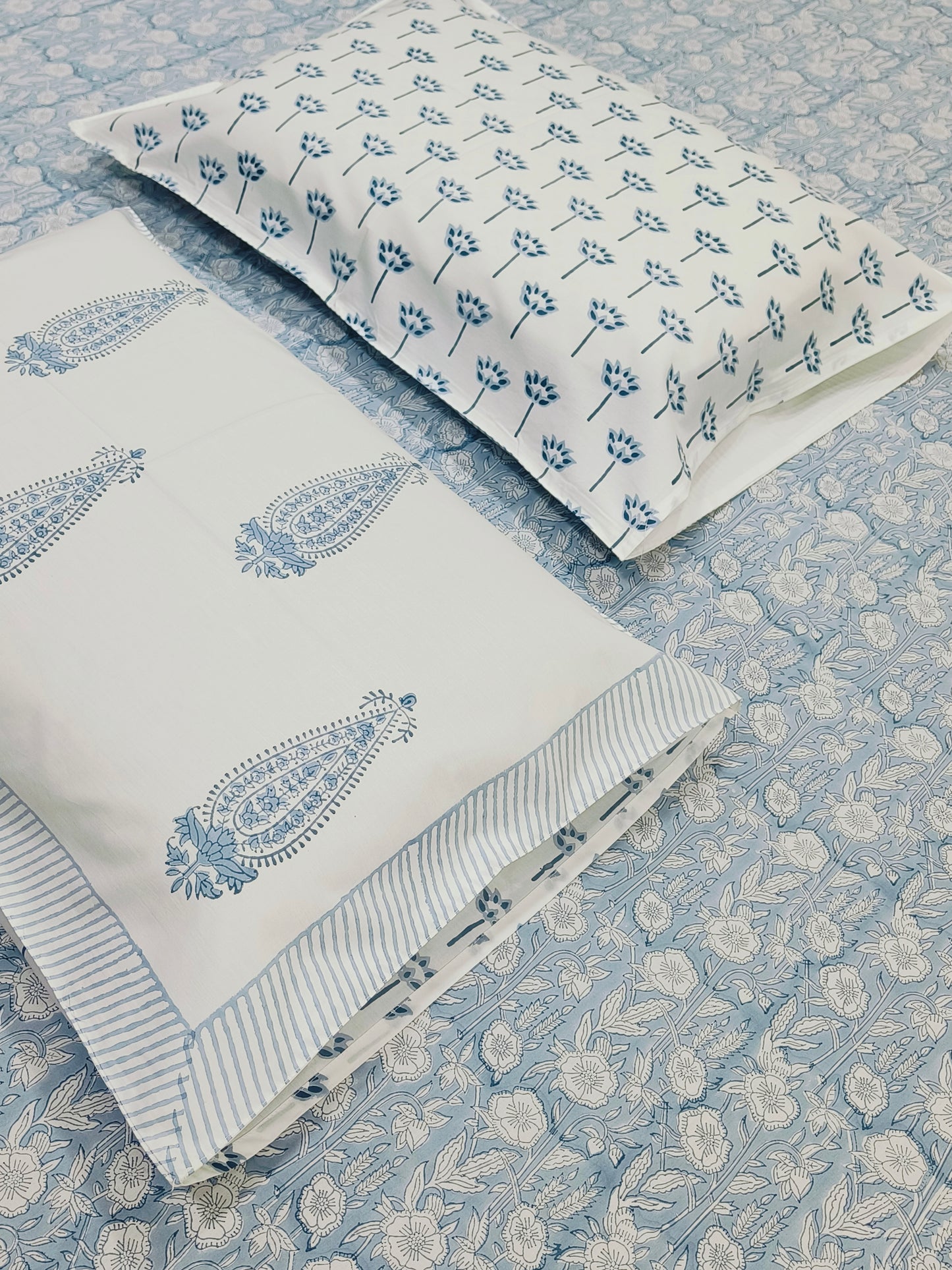 Bedsheet With King Size Pillow Cases