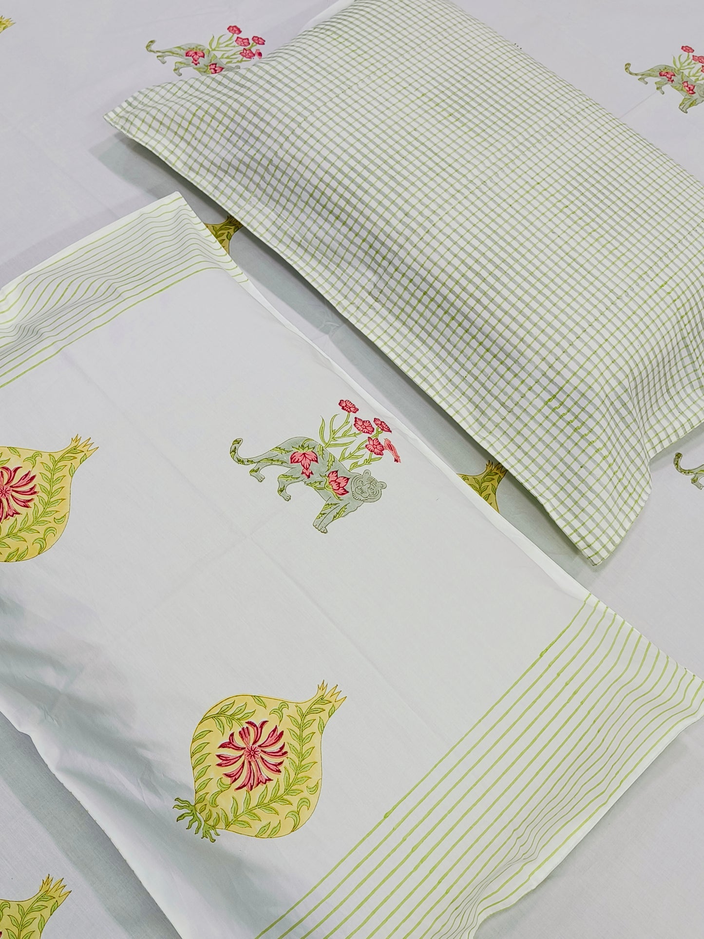 Bedsheet With King Size Pillow Cases