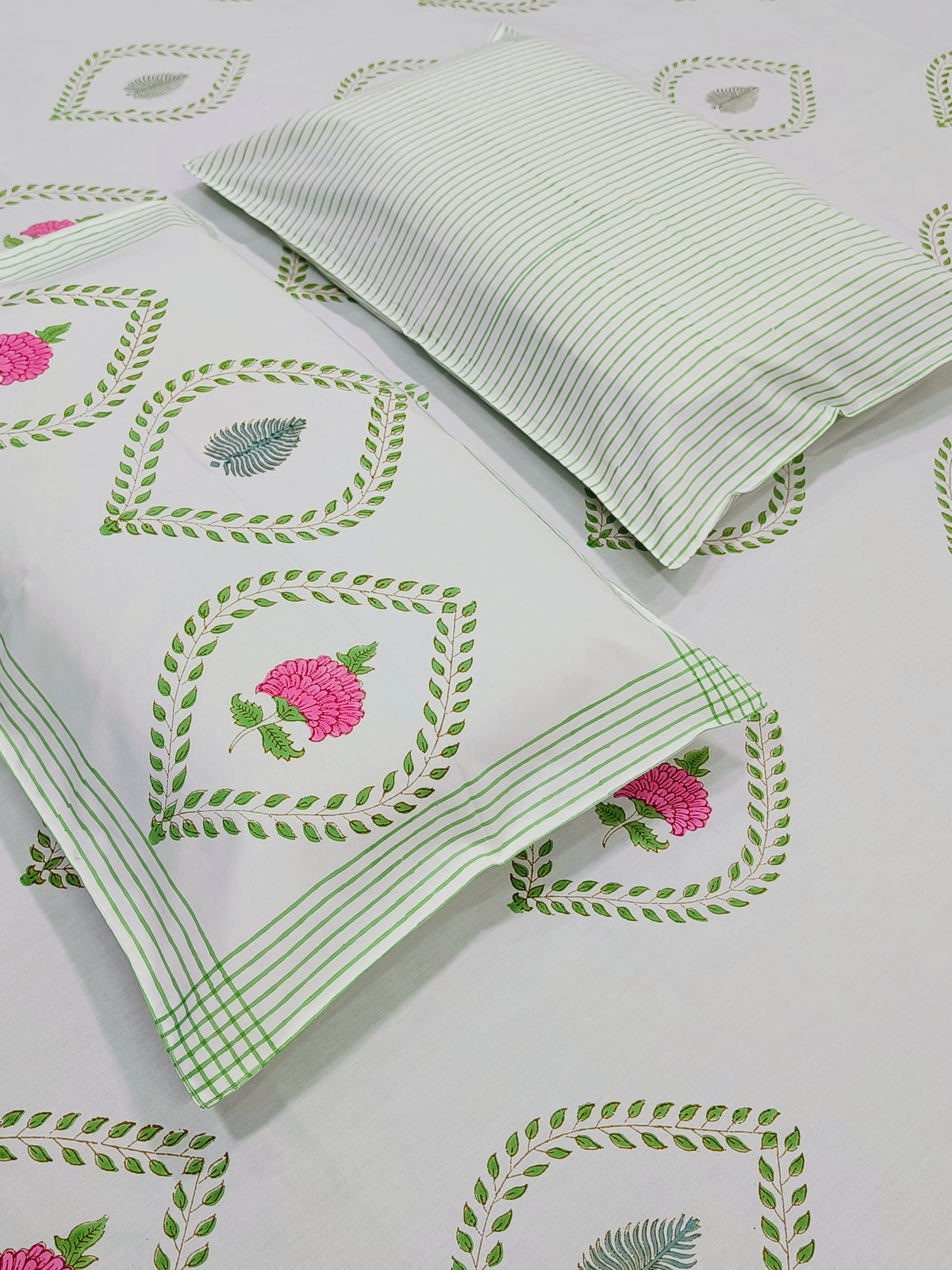 Bedsheet With King Size Pillow Cases
