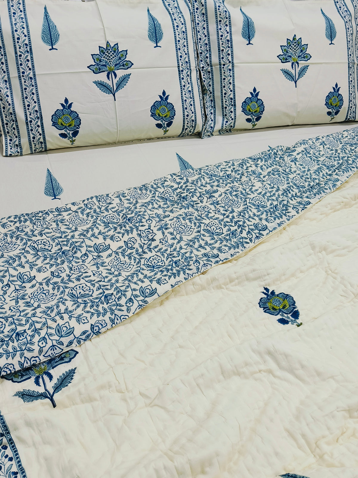 Bedding Sets with Quilts (Beige Base)
