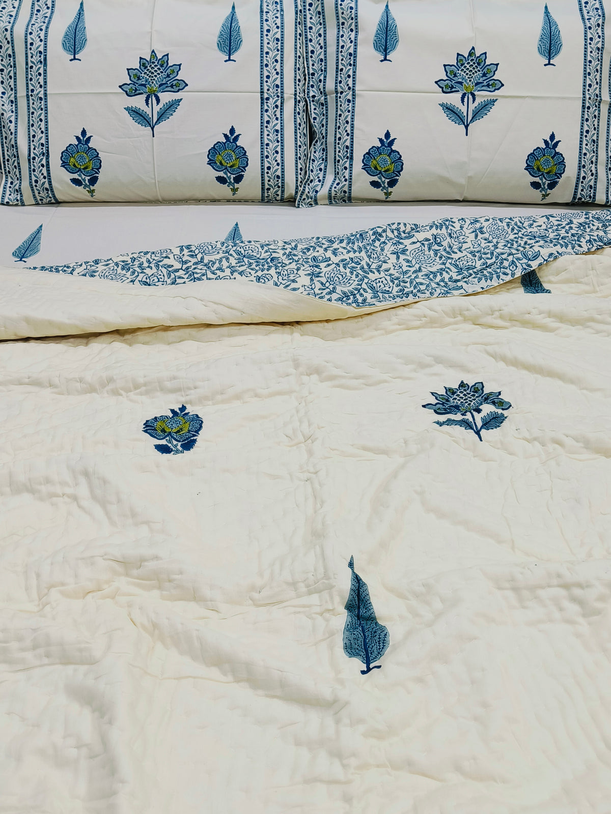 Bedding Sets with Quilts (Beige Base)