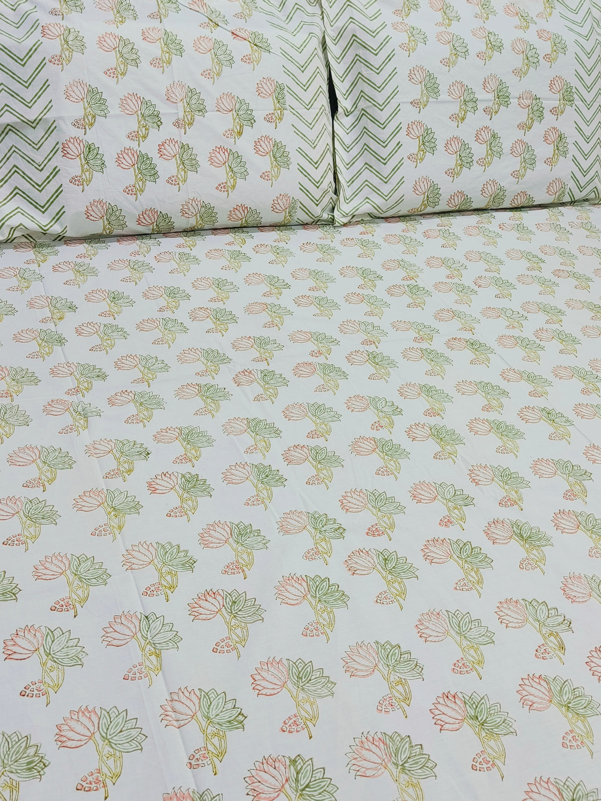 Bedsheet With King Size Pillow Cases